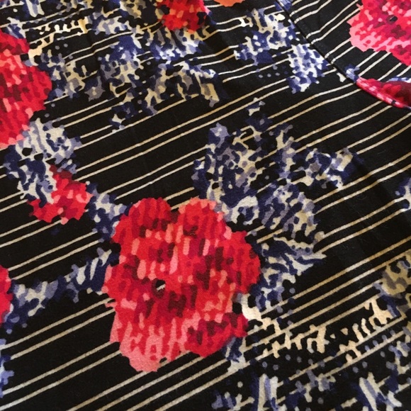 LuLaRoe TC Leggings black with red flowers - Picture 3 of 5